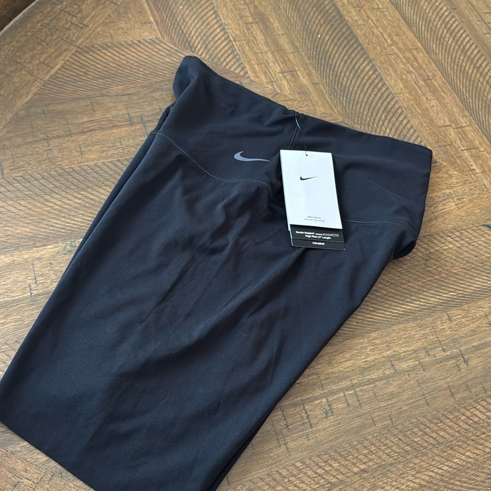Nike Women’s High-Waisted 8” Bike Shorts SMALL